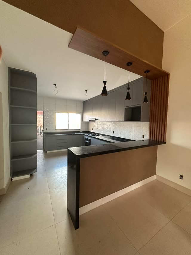 Cozinha planejada com bancada americana e pendentes