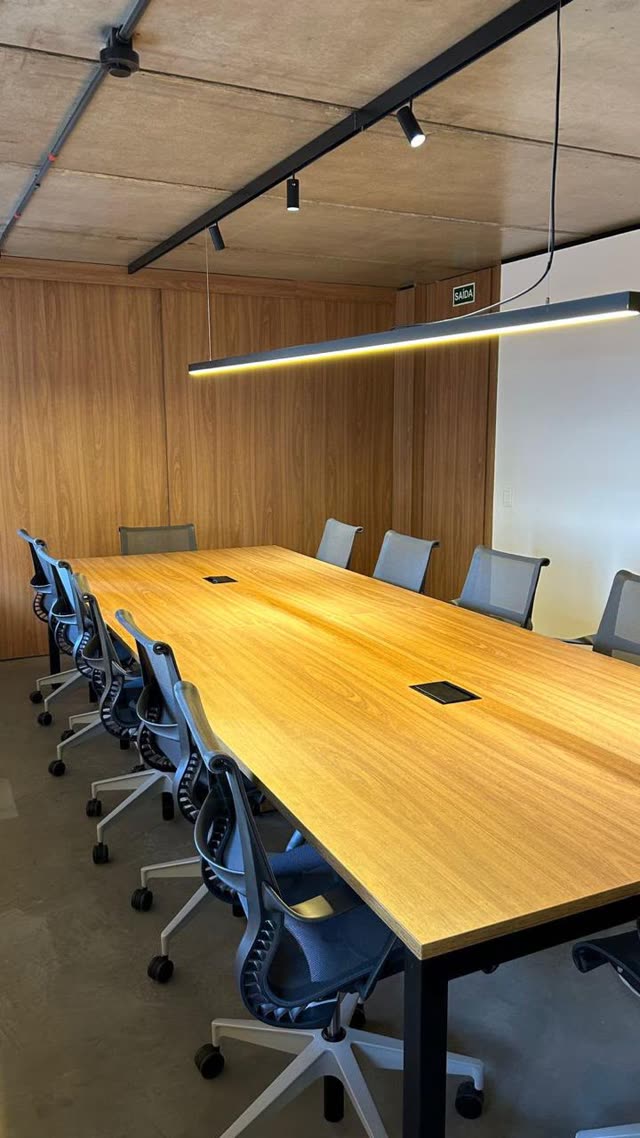 Sala de reunião planejada com mesa em madeira